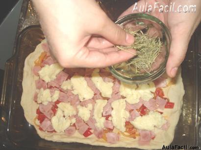 PIZZA DE CEBOLLA, JAMON Y QUESO.