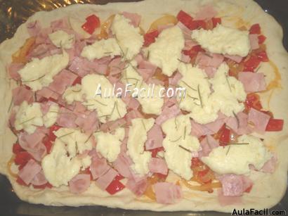 PIZZA DE CEBOLLA, JAMON Y QUESO.