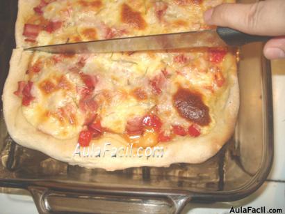 PIZZA DE CEBOLLA, JAMON Y QUESO.