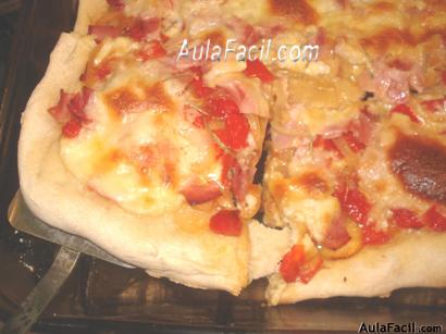 PIZZA DE CEBOLLA, JAMON Y QUESO.