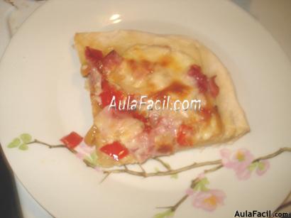 PIZZA DE CEBOLLA, JAMON Y QUESO.