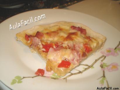 PIZZA DE CEBOLLA, JAMON Y QUESO