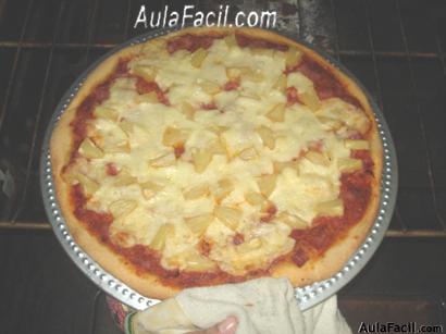  PIZZA DE JAMÓN CON PIÑA.