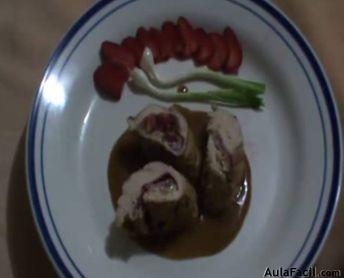 Pollo relleno de fresas con salsa de tamarindo